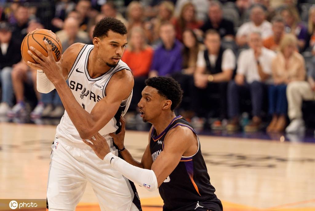 76人轻取马刺,布克点燃赛场 76人轻取马刺,布克点燃赛场