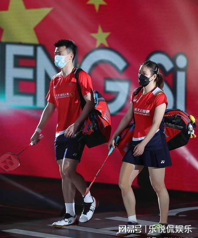 法国队鏖战丹麦队，黄鸭组合点燃赛场