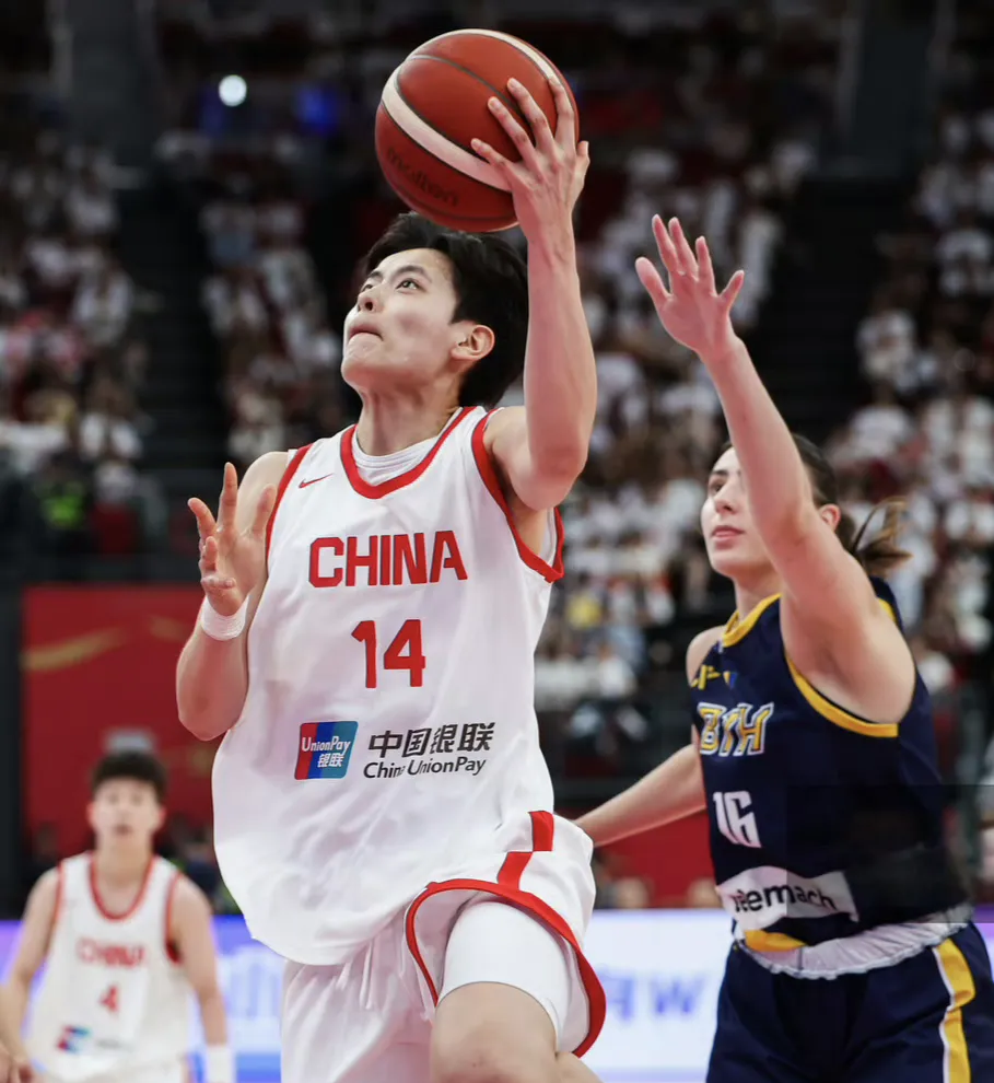 中国男篮血洗鹈鹕，特雷杨三分雨点燃全场