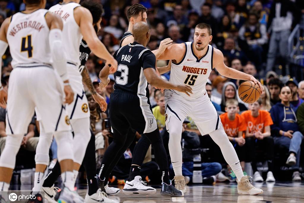 马刺险胜山东队，约基奇高光表现