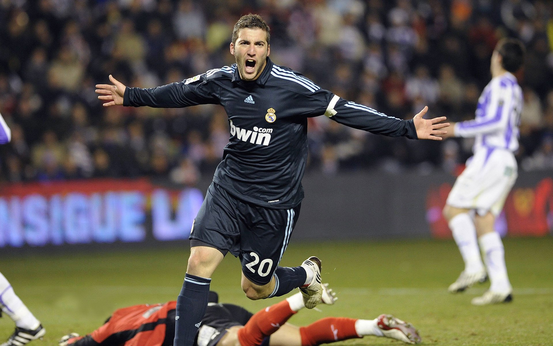 李刚仁爆发撕裂防线，曼城式节奏掌控助卡塔尔登顶亚洲之巅