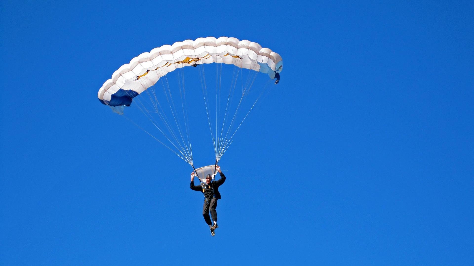 迈凯伦轻取威廉姆斯，佩雷兹高光表现，一场战术与勇气的胜利